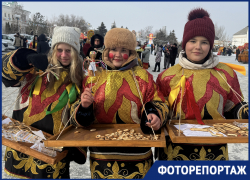 Метание валенков и горы блинов: астраханцы с размахом отметили Масленицу в кремле