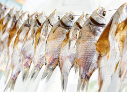 В Астрахани женщина незаконно торговала сушеной рыбой