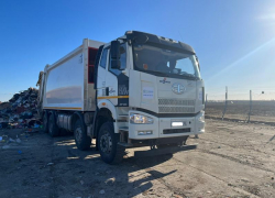 В Астраханской области появились новые современные мусоровозы