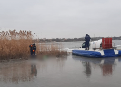 Астраханские спасатели достали труп вмерзшего в лед мужчины