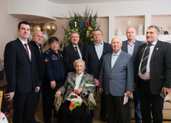 Игорь Мартынов поздравил со 100-летним юбилеем почетного ветерана города Астрахани Валентину Стрыгину