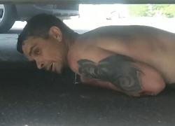 Глазами очевидцев: голый астраханец залез под автобус 