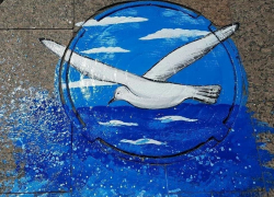 Раскрашенные активистами люки на астраханкой набережной вызвали бурю возмущения