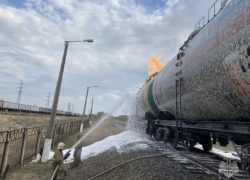 На севере Астраханской области продолжает гореть цистерна с сжиженным газом