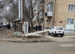 В Ленинском районе Астрахани мужчина погиб при падении с третьего этажа