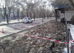 На магистральных улицах Астрахани обновляют остановочные комплексы