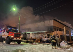 Около полуночи в Астрахани загорелись торговые павильоны Татар-базара. Видео