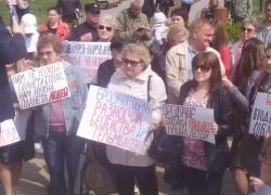 В Астрахани в парке "Дружба" прошел очередной митинг против бродячих собак