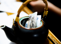 Астраханец пожадничал зарплату для 20 своих сотрудников 