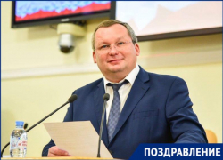 Игорь Мартынов поздравил астраханцев с Днём Конституции Российской Федерации