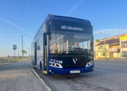 Пришлось вызывать полицию: в астраханском автобусе очутился маленький ребенок