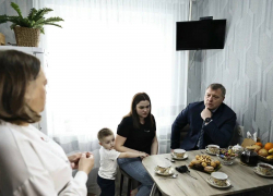 Астраханский губернатор пришел в гости к семье мобилизованного астраханца