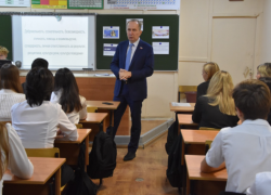 Игорь Седов поговорил с астраханскими школьниками о Конституции