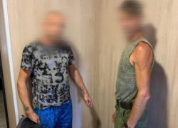 В Астрахани строитель украл 75 тысяч рублей у знакомого охранника