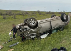 Под Астраханью перевернулась машина с тремя людьми, есть пострадавшие