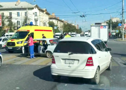 Опасный перекрёсток: астраханец на джипе вылетел на тротуар 