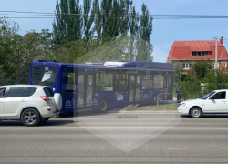 В Астрахани новый автобус попал на тротуар и промял ограждение