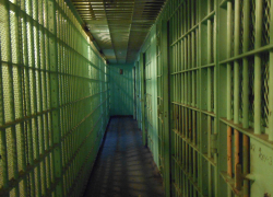 В Астрахани сотрудника ИК отправили за решетку и запретили работать