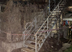 В Астрахани на доме по улице Куйбышева заметили признаки разрушения