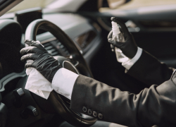 Два иностранца в Астрахани незаконно продали автомобиль от имени заключенного  