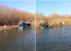В Астрахани на городском пляже затонули две машины