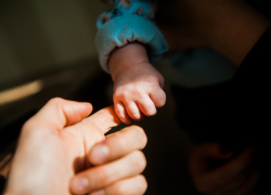 Астраханские врачи провели уникальную операцию, чтобы на свет появилась ловкая девочка