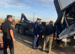 В Астраханской области на трассе погиб водитель автомобиля для перевозки отходов