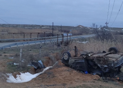 Под Астраханью машина слетела с дороги и опрокинулась: водитель погиб