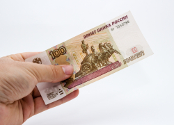 Астраханцам объяснили, почему в январе им пришел урезанный аванс