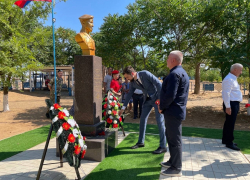 Мемориальную доску памяти кавалера Ордена мужества Амангельды Кенжиева открыли в Астраханской области