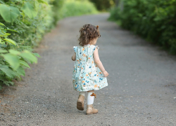 По Астрахани в одиночку гуляла двухлетняя девочка