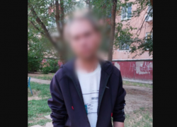 Астраханец устроил тир на детской площадке и прострелил окно жилого дома