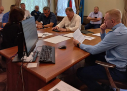 В Астрахани коммунальщиков заставили укрепить разваливающийся чердак на доме 