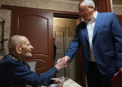 Игорь Мартынов поздравил ветерана Великой Отечественной войны Александра Калмыкова со 101-летием