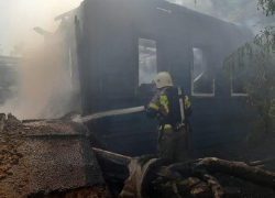 В центре Астрахани горят два дома
