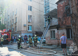В Астрахани огнеборцы спасли подростка во время пожара на улице Лычманова