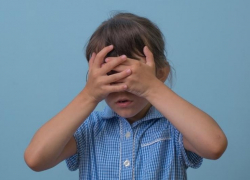 Врачи избавили маленького астраханца от личинки насекомого в глазу