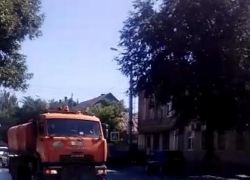 Коммунальщики охладили пыл астраханского асфальта 