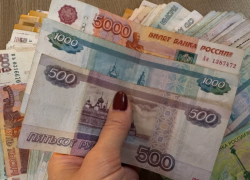 Астраханка полтора года незаконно получала зарплату