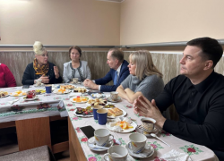 Игорь Седов обсудил проблемы ЖКХ с астраханцами в неформальной обстановке