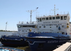 Астраханский губернатор поздравил работников морского и речного флота с праздником