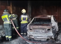 В Астрахани сгорел автосервис с автомобилем
