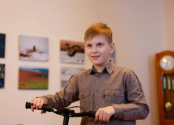 Мальчик из Мариуполя прокатился на самокате в резиденции астраханского губернатора