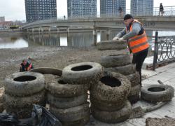 Астраханцы устроили свалку покрышек на дне городского канала