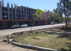 В Астрахани водитель наехал на дорожный знак и сломал полицейскому палец