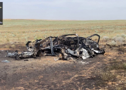Шесть человек сгорели в машине после аварии на трассе "Астрахань - Элиста" 