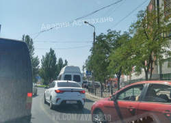 "Это ловушки": еще один светофор в Астрахани спрятался от водителей