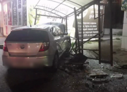 В Астрахани по вине 18-летней девушки иномарка разбомбила автобусную остановку