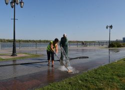 В Астрахани для асфальта организовали водные процедуры 
