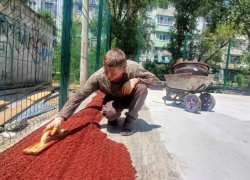 Глава Астрахани проинспектировал ход обустройства мини-футбольного поля